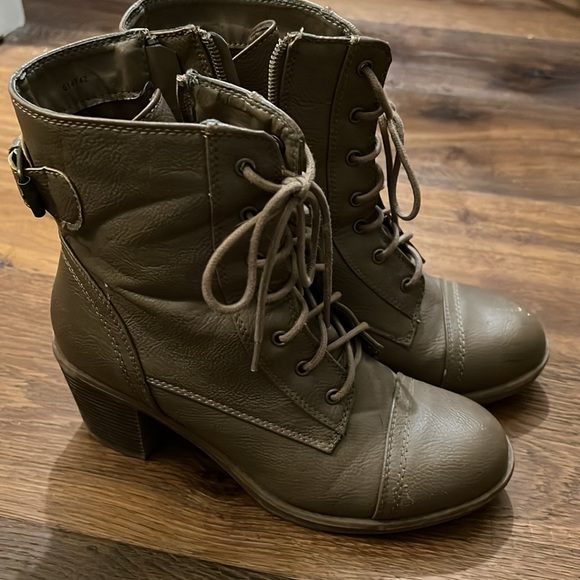 Moderately worn great shoe decent condition. - Picture 2 of 3